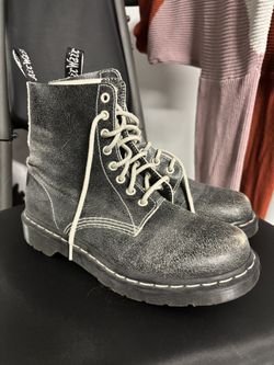 LIKE NEW Doc Marten Boots