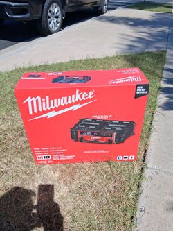 Mikwaukee Packout M18 Radio + Charger