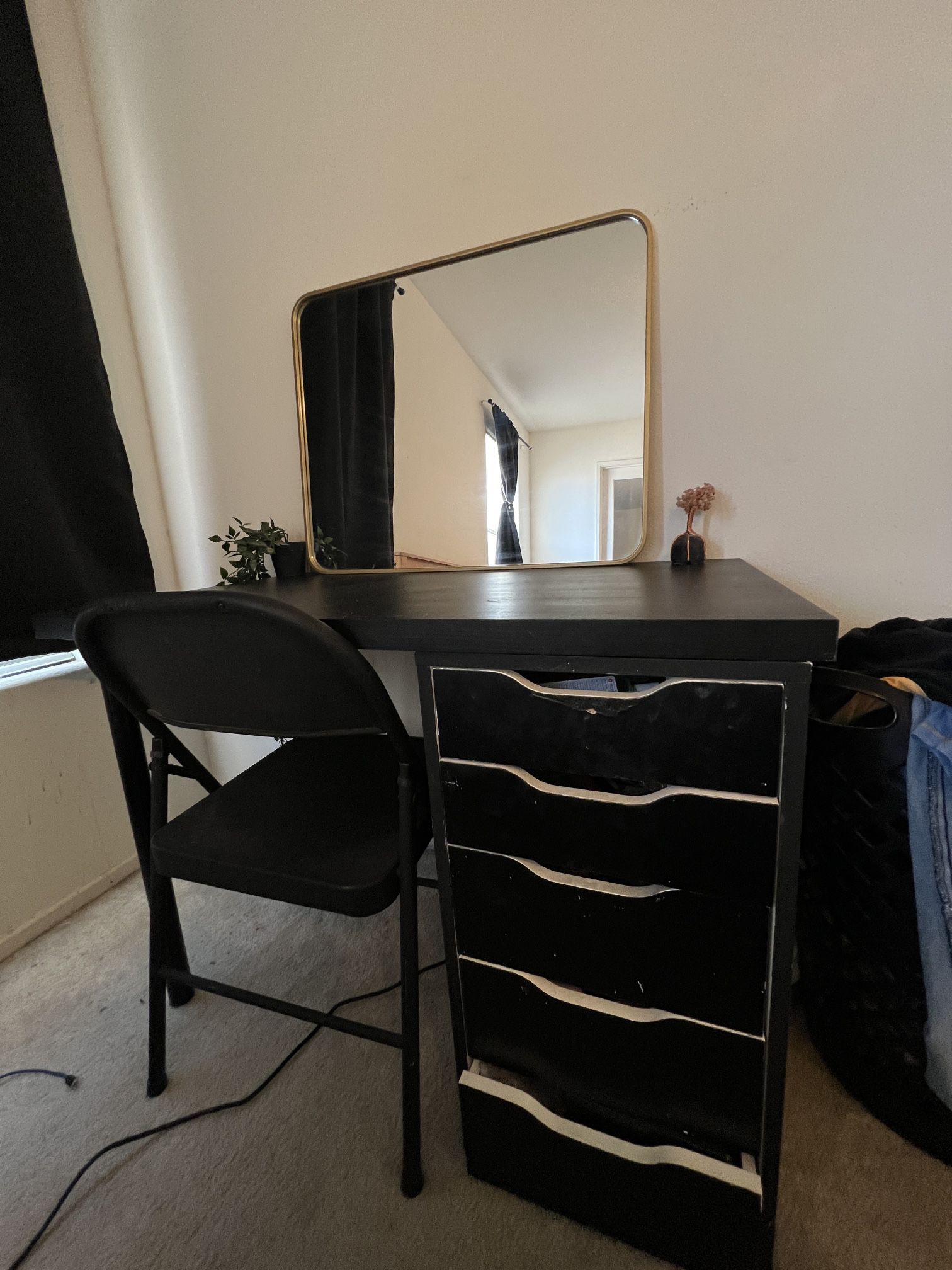 Good Mirror And Black Desk Vanity 