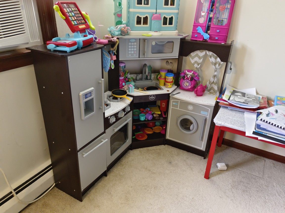 Visit the Store, KidKraft
KidKraft
Visit the Store
4.7
4.7 out of 5 stars
(17,895)
KidKraft Ultimate Corner Wooden Play Kitchen with Lights & Sounds.