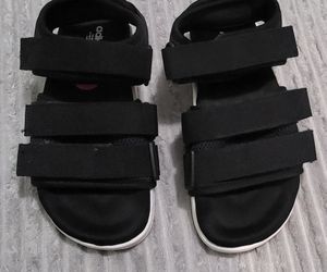 ADIDAS ADILETTE SANDAL size 4