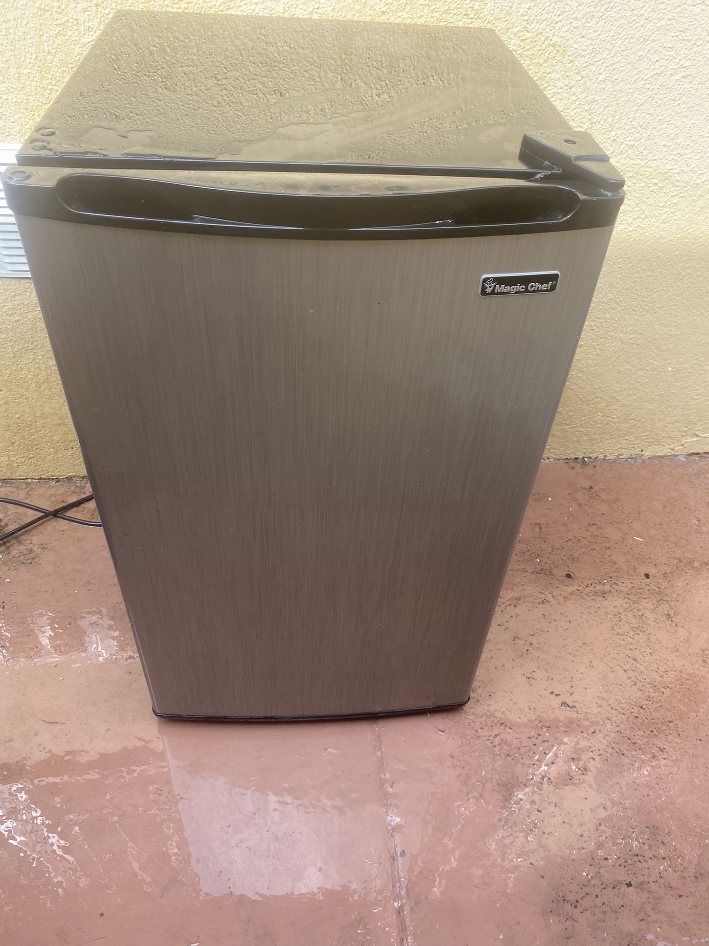 Mini Magic Chef Refrigerator 