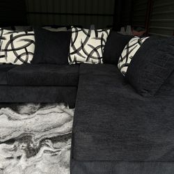 Nice Black Sectional Sofa (Like New)