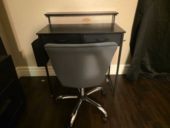 Nail tech desk and chair