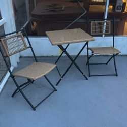 table and chairs 