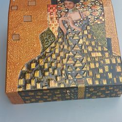 Vintage Jewelry Box In Excellent Condition