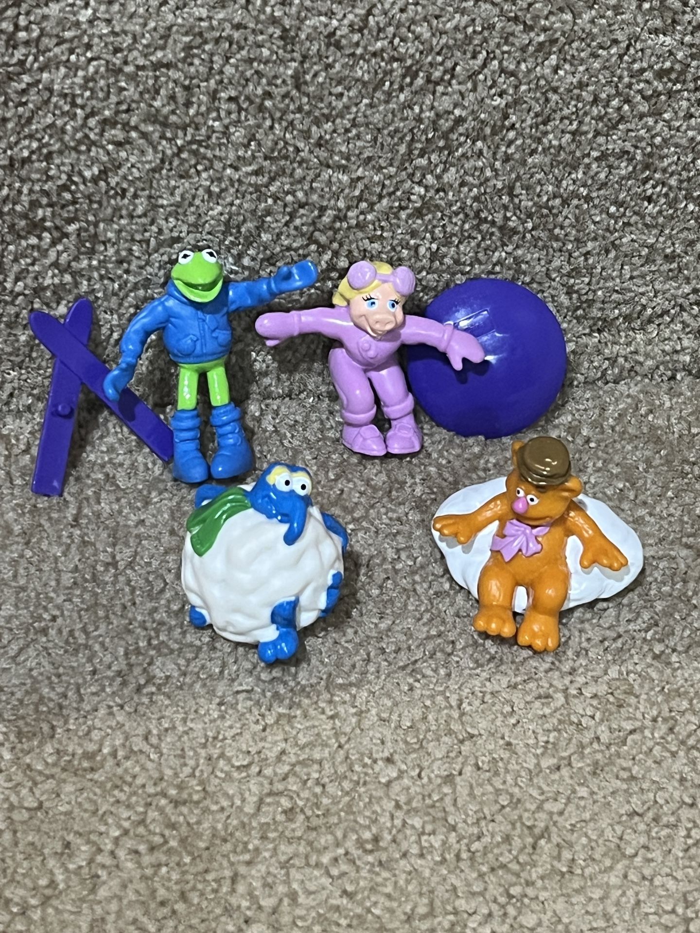 Long John Silver's 1997 WINTER MUPPETLAND Fozzie MUPPETS miss Piggy Gonzo