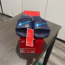 Nike Blue Sandal Size 4 Youth