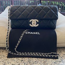 Black Authentic CHANEL Quilted Leather embroidered CC Flap Clutch Black. (microchip) 