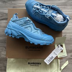 Burberry Arthur Blue NEW Size 7 Men’s (EU 40)/ 8.5 Women’s 