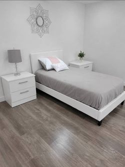 TWIN SIZE BED AND TWO NIGHTSTANDS ( MATTRESS NOT INCLUDED) 🆕️