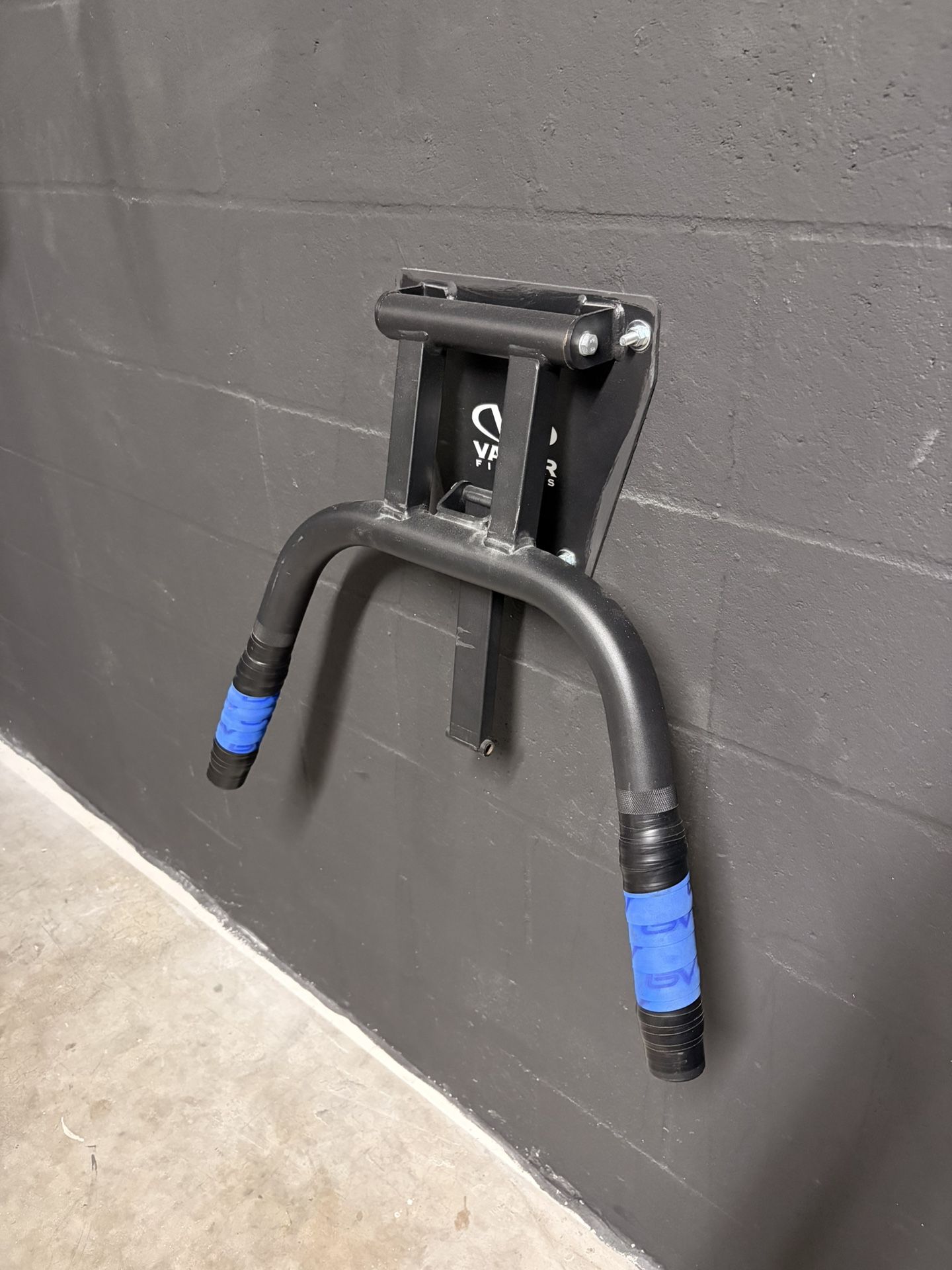 FOLDABLE WALL MOUNTED DIP BAR STATION