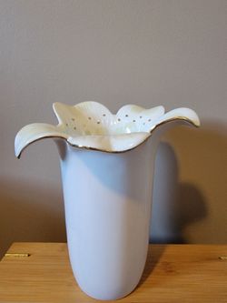 Vase with unique petal shape