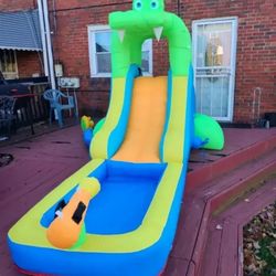 NEW-Inflatable Water Slide - Crocodile Theme Bounce House Water Park with Blower, Climbing Wall, Splash Pool, Water Cannon, Blow up Toddler Waterslide