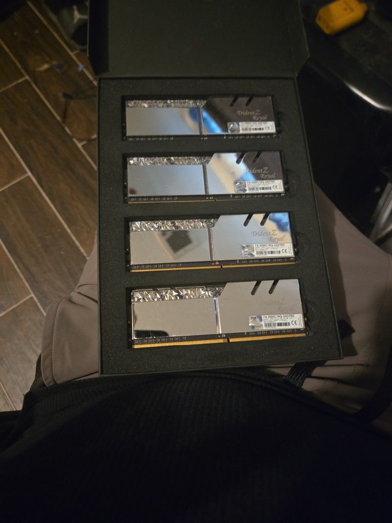 Trident Z Royal Silver RGB DDR4-3000 8GBx4