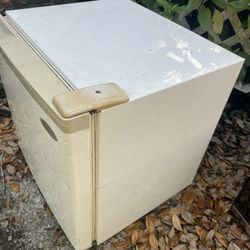 Ice 🧊 Cold 🥶 Mini Fridge ❄️ ❄️ ❄️ 🥶 🥶 