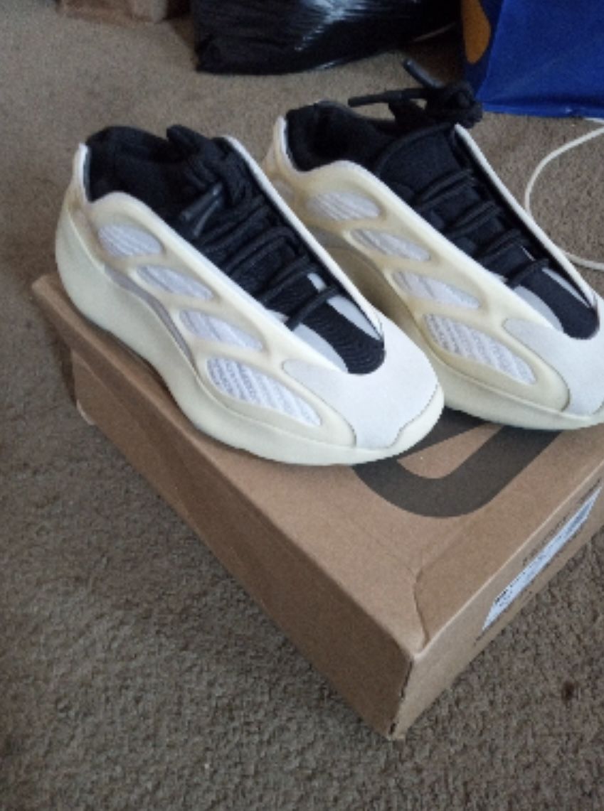 Yeezy Adidas 700 V3 in Azael