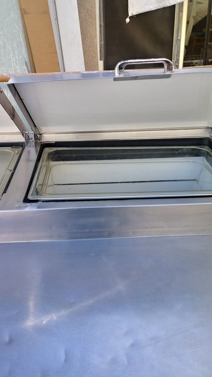 Pizza prep table 3 door refrigerated base