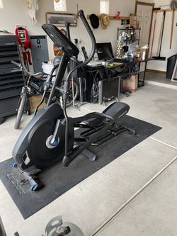 Nautilus Elliptical E616 With Mat Excellent for Sale in Bernalillo, NM -  OfferUp