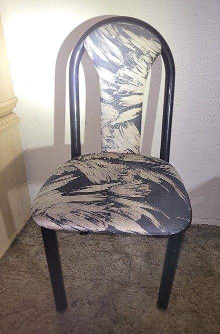 (1) Cushioned Chair / Dining Chair w/ Metal Frame