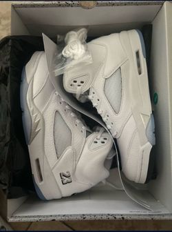 SIZE 11 MENS BRAND NEW WHITE METALLIC JORDAN RETRO 5