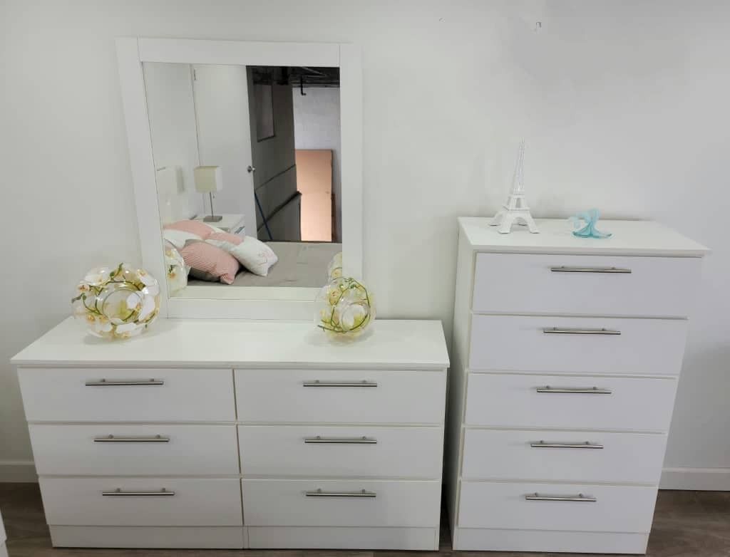 Dresser With Mirror And Chest // Cómoda Con Espejo Y Gavetero