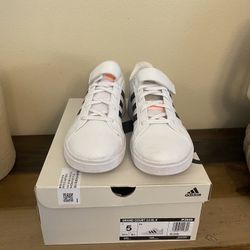 Adidas Sneakers Size 5 Kids Or 7 Women’s 