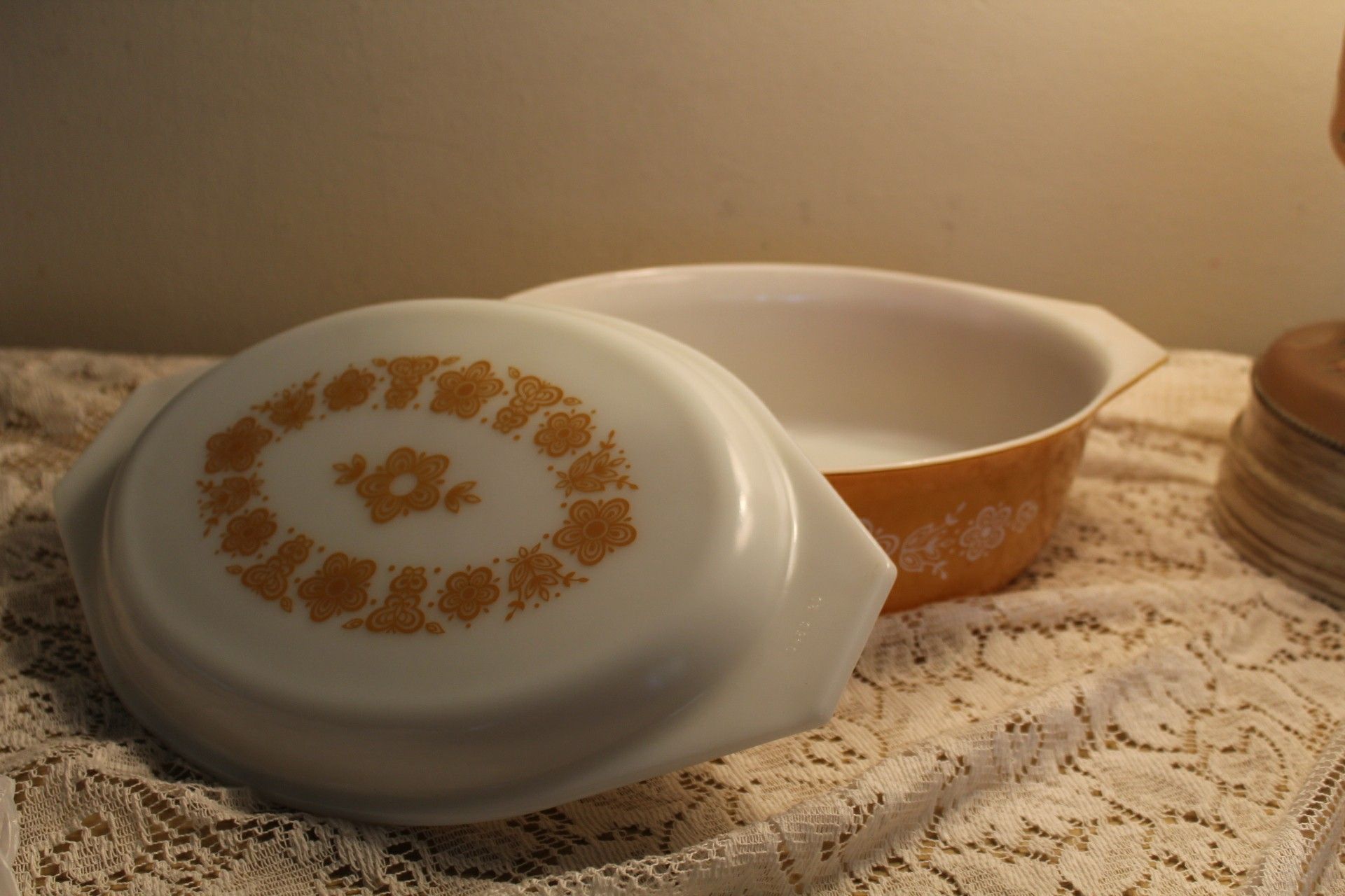 Vintage Pyrex Quart Butterfly Casserole dish