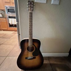 Yamaha GigMaker Standard Acoustic Guitar w/ Gig Bag, Tuner, Strap and Picks - Sunburst