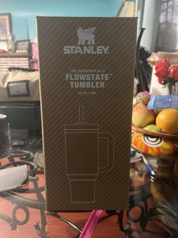 HELLO KITTY STANELY NEW