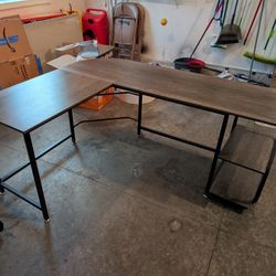 Spacious L-shaped desk