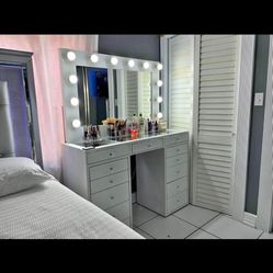 Hollywood Glam Vanities Available