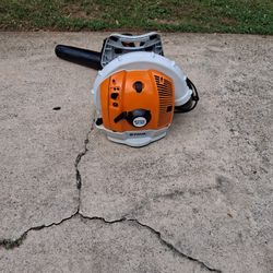 Stihl BR700 blower in very good condition, no cracks, clean and ready to use. 