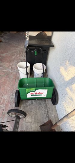 Scotts Turf Builder Classic Drop Spreader