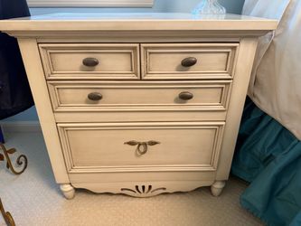 Lovely Antique White Vintage Nightstand in Great Condition French Provincial 2 drawers