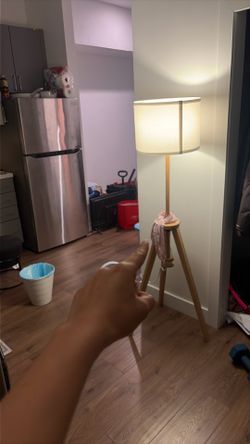 Tripod floor lamp