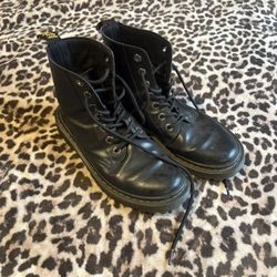size 7wms doc marten boots