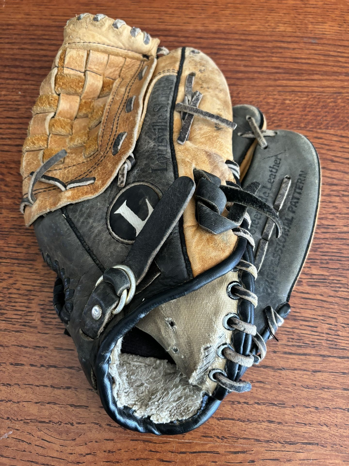 11.5 " KHB1150 LOUISVILLE SLUGGER BASEBALL GLOVE MITT STEERHIDE LEATHER RHT