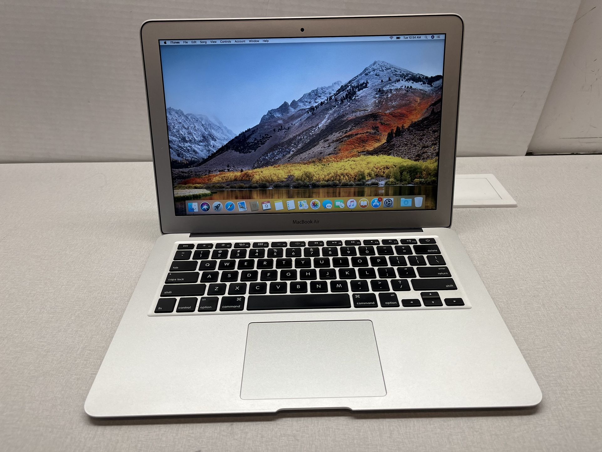 Macbook Air Mid 2011, 13", Intel Core i5, 4 GB RAM 128 GB SSD Wifi Webcam OSX High Sierra AC Adapter Included