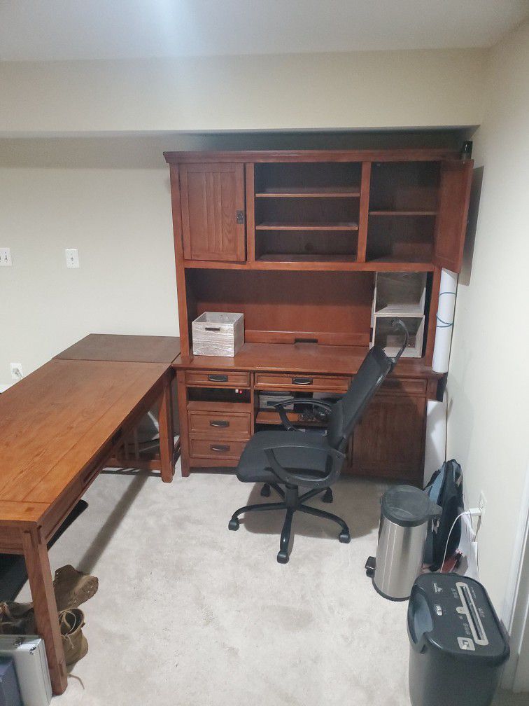 Desk and Hutch With Bookshelf And Computer Desk