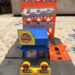 Hot Wheels Monster Trucks Blast Station Playset HW Demo Derby, Multicolor