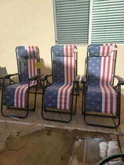 Folding lounge chairs