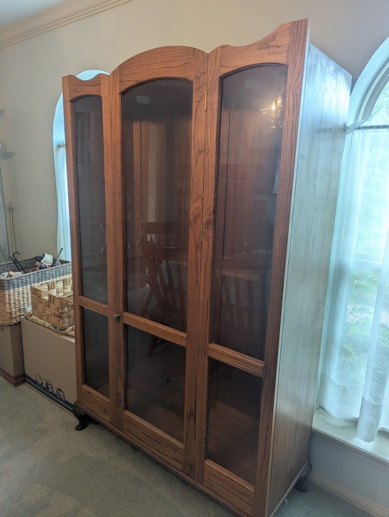 Beautiful wood display cabinet in great condition.