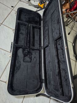 Road Runner universal bass guitar  hard case  !!$60 or best offer !!
