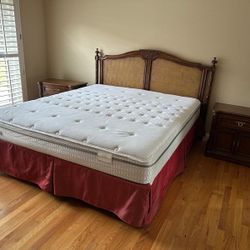 King size bedroom set (bed,box springs, mattress,2 nightstands,armoire)juego de recámara king size