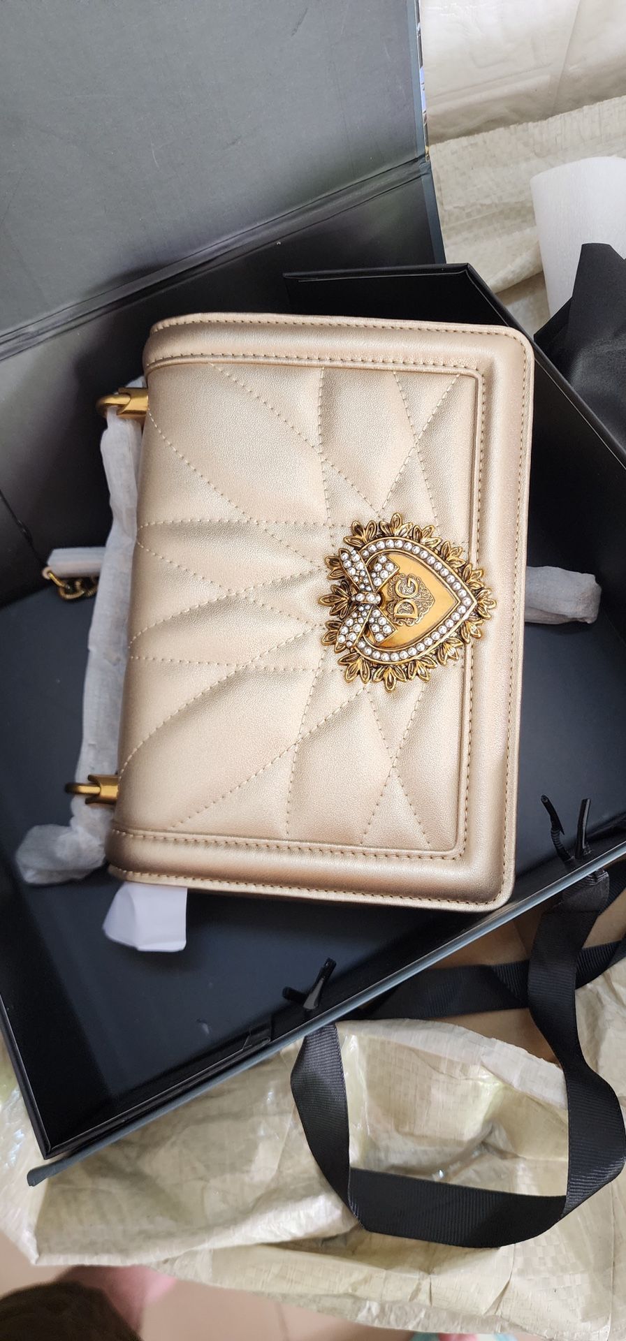 DGFashion handbags can be selected in other colors.