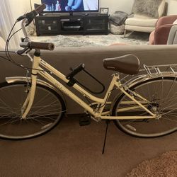 Great Condition : Schwinn Women's Gateway 700c/28" Hybrid Bike - Cream With Bike Lock