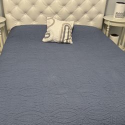 Bed and Mattress .Cama Queen Y Colchón Queen 