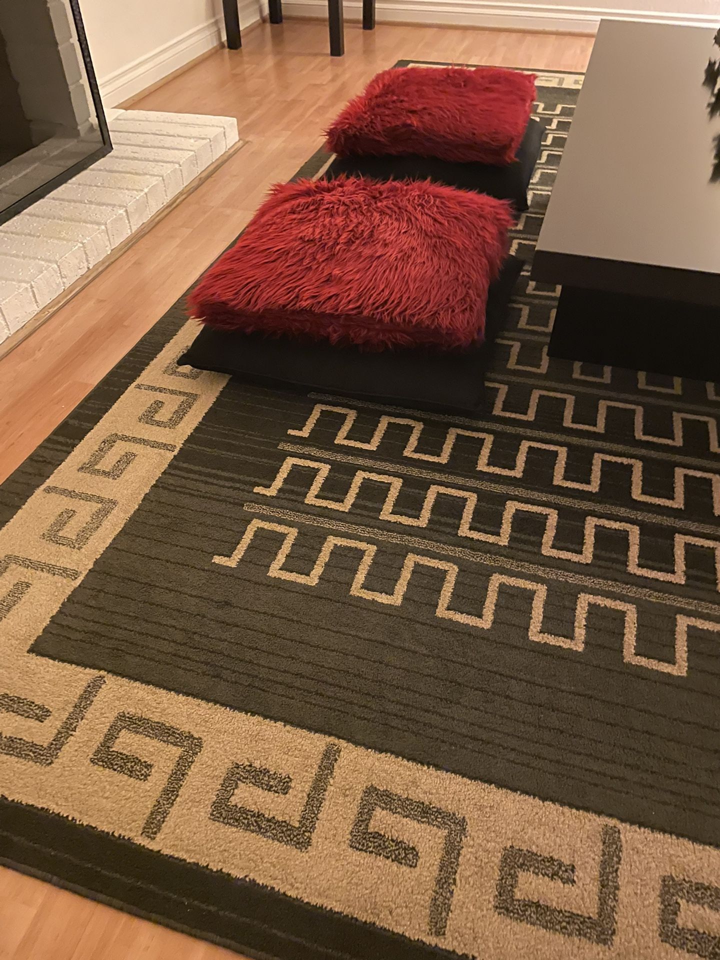 White and Black Rug 7-3/4 X 10-1/4