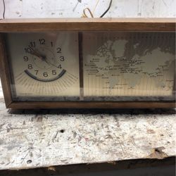 VINTAGE GENERAL ELECTRIC WORLD CLOCK IN WOOD CASE Bc